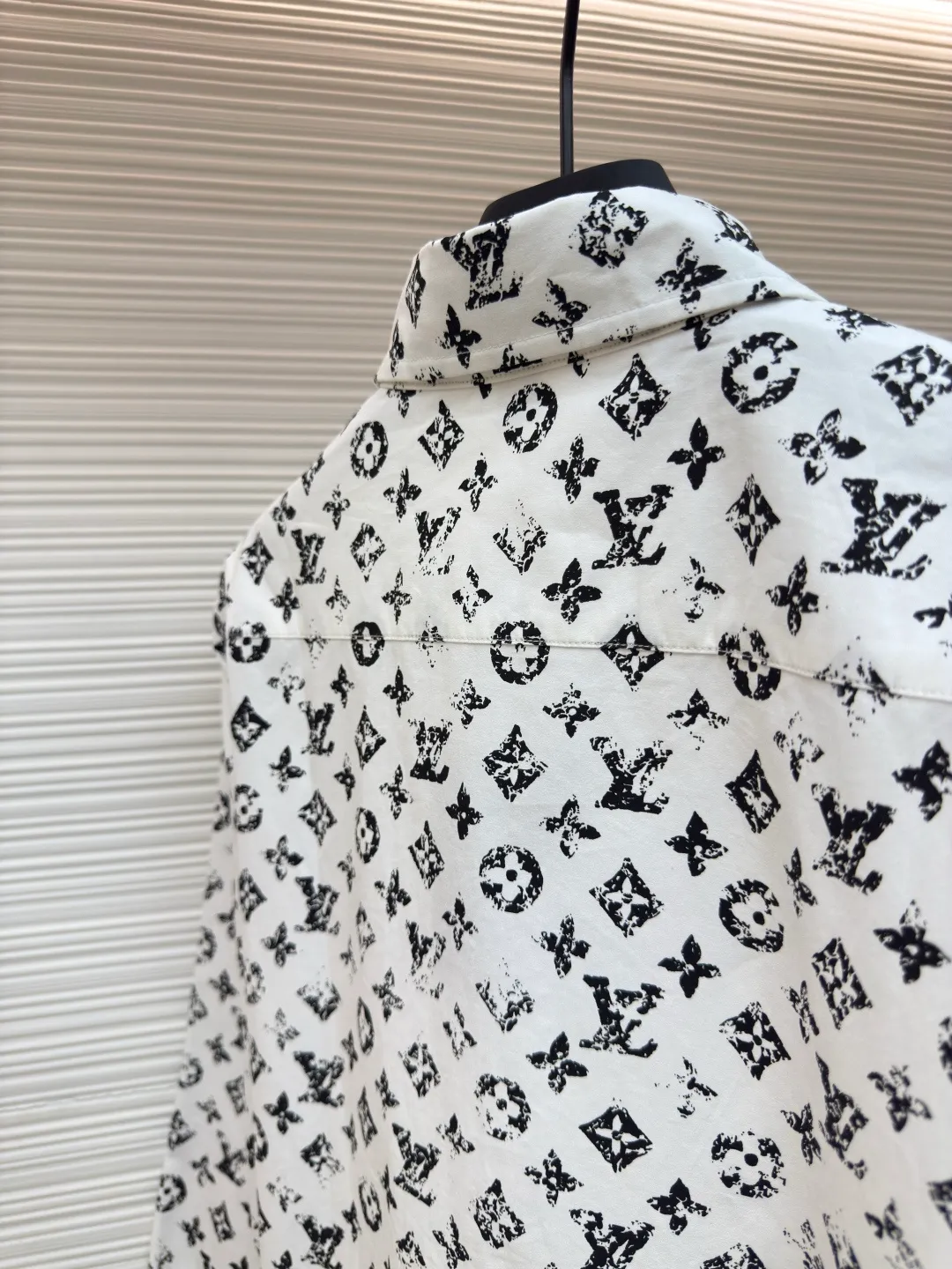 LOUIS VUITTON black full-print shirt ●Authentic product: Purchased and developed by 16612 ●Item number: 1680322-B15 ●Fabric: polyester fiber fabric ●Technology: Positioned cutting machine ●Version: Fitted version ●Weight: about 325 grams ●Size: 34-36-38-40 ●Description: The new shirt is made of soft and light silk-cotton blend, with full-width Monogram cutting to present a rich texture. Contrast buttons and a chest patch pocket add sophisticated details. The overall wiring is straight and delicate, the fabric is comfortable and soft, and the color is consistent without color difference. It can be matched with the same style to create a fashionable look and control various occasions. Customized accessories, complete with three standards, same style for men and women!
